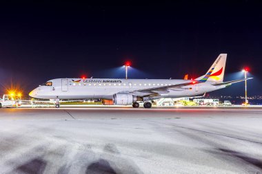 Stuttgart, Almanya - 30 Kasım 2024: Alman Hava Yolları Embraer 190 uçağı Almanya 'daki Stuttgart Havalimanı' nda.