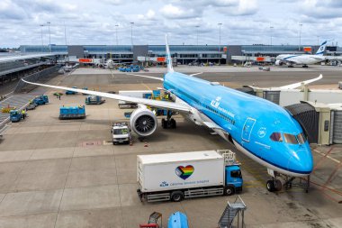 Amsterdam, Hollanda - 1 Temmuz 2024: Hollanda Kraliyet Havayolları Boeing 787-10 Dreamliner uçağı Hollanda Amsterdam Havaalanı 'nda.
