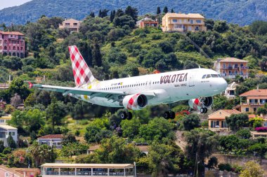 Korfu, Yunanistan - 5 Haziran 2024: Volotea Airbus A320 Yunanistan 'daki Corfu Havaalanı' nda uçak.