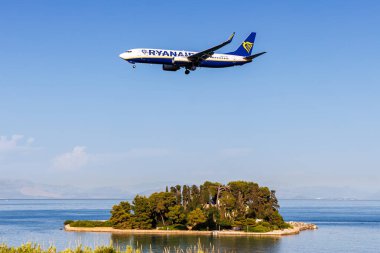 Korfu, Yunanistan - 7 Haziran 2024: Ryanair Boeing 737-800 uçağı Yunanistan 'daki Corfu Havaalanında.