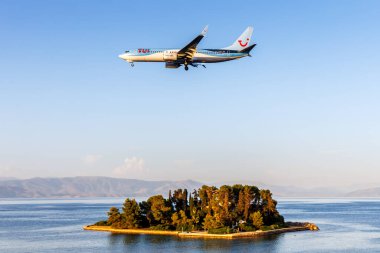 Korfu, Yunanistan - 7 Haziran 2024: Yunanistan 'daki Corfu Havaalanı' nda TUI Boeing 737-800 uçağı.