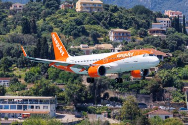 Korfu, Yunanistan - 8 Haziran 2024: EasyJet Airbus A320neo uçağı Yunanistan 'daki Corfu Havaalanında.