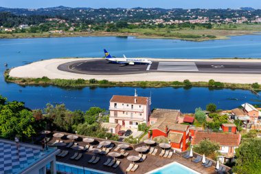 Korfu, Yunanistan - 7 Haziran 2024: Ryanair Boeing 737-800 uçağı Yunanistan 'daki Corfu Havaalanında.