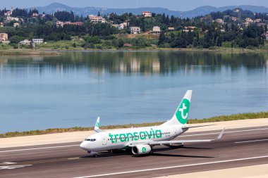 Korfu, Yunanistan - 7 Haziran 2024: Transavia Boeing 737-700 uçağı Yunanistan 'daki Corfu Havaalanında.