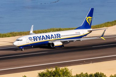 Korfu, Yunanistan - 6 Haziran 2024: Ryanair Boeing 737-800 uçağı Yunanistan 'daki Corfu Havaalanında.