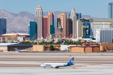 Las Vegas, ABD - 13 Ekim 2024: Alaska Airlines SkyWest Embraer 175 sefer sayılı uçak ABD 'de Las Vegas Havalimanı' nda.
