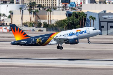 Las Vegas, ABD - 13 Ekim 2024: Allegiant Air Airbus A319 uçağı ile ABD 'deki Las Vegas Havalimanı' nda Altın Şövalyeler özel üniforması.