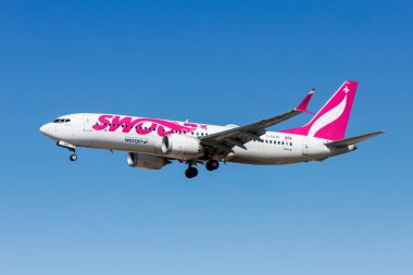 Las Vegas, ABD - 15 Ekim 2024: Swoop WestJet Havayolları Boeing 737-8 MAX uçağı ABD Las Vegas Havaalanında.