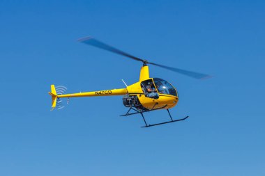 Burbank, ABD - 10 Ekim 2024: RS Havacılık Hizmetleri Robinson R22 helikopteri ABD Burbank Havalimanı 'nda.