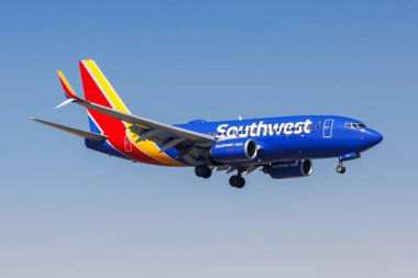 Burbank, ABD - 10 Ekim 2024: Southwest Airlines Boeing 737-700 uçağı ABD Burbank Havalimanı 'nda.