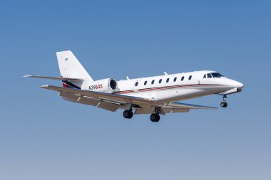 Burbank, ABD - 10 Ekim 2024: NetJets Havacılık Cessna 680 Citation Citation uçağı Burbank Havalimanı, ABD.