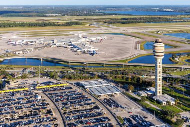 Orlando, ABD - 17 Ekim 2024: Orlando Uluslararası Havalimanı 'nın Terminal Havaalanı 4 ve ABD' nin Orlando kentinde bulunan Kulesi ile çekilmiş fotoğrafı.