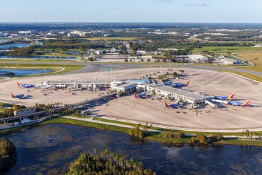 Orlando, ABD - 17 Ekim 2024: Orlando Uluslararası Havalimanı 'nın Terminal Güneybatı Havayolları Concourse 2 ile çekilmiş fotoğrafı, ABD' nin Orlando kentinde..
