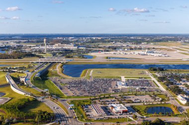 Orlando, ABD - 17 Ekim 2024: Orlando Uluslararası Havalimanı 'nın Terminal Havaalanı 4 ve ABD' nin Orlando kentinde bulunan Kulesi ile çekilmiş fotoğrafı.