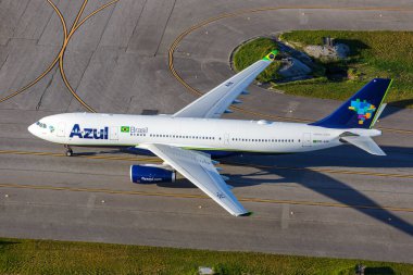Orlando, ABD - 17 Ekim 2024: Azul Airbus A330-200 uçağının ABD 'deki Orlando Havaalanı' ndaki hava görüntüsü.