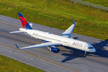 Orlando, ABD - 17 Ekim 2024: Delta Hava Yolları Boeing 757-200 uçağının ABD 'deki Orlando Havaalanı' nda havadan çekilmiş fotoğrafı.
