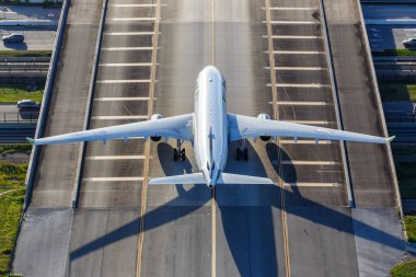 Orlando, ABD - 17 Ekim 2024: Azul Airbus A330-200 uçağının ABD 'deki Orlando Havaalanı' ndaki hava görüntüsü.