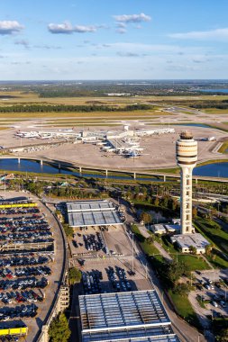 Orlando, ABD - 17 Ekim 2024: Orlando Uluslararası Havalimanı 'nın Terminal Havaalanı 4 ve ABD' nin Orlando kentinde bulunan Kulesi ile çekilmiş fotoğrafı.