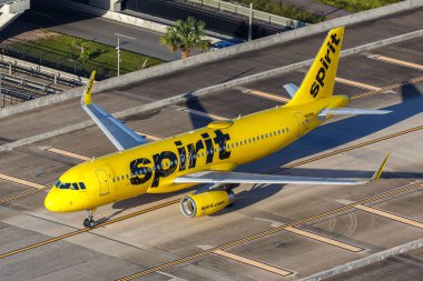 Orlando, ABD - 17 Ekim 2024: Spirit Airbus A320 uçağının ABD 'deki Orlando Havaalanı' ndaki hava görüntüsü.