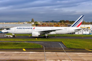 Paris, Fransa - 21 Ekim 2024: Air France Boeing 777-200ER uçağı Paris, Fransa 'daki Charles de Gaulle Havaalanı' nda.