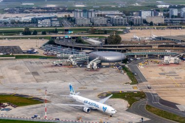 Paris, Fransa - 21 Ekim 2024: Paris, Fransa 'daki Charles de Gaulle Havaalanı Terminali 2.
