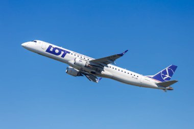 Roma, İtalya - 6 Mart 2025: LOT Polonya Havayolları Embraer 195 uçağı Roma, İtalya 'daki Fiumicino Havaalanı' nda.