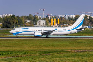 Varşova, Polonya - 20 Eylül 2024: Air Boeing 737-8 MAX uçağına Polonya Varşova Havaalanı 'nda girin.