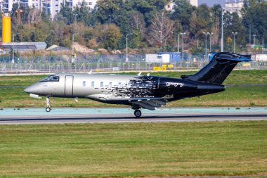 Varşova, Polonya - 20 Eylül 2024: Jet Öykü Bombacısı Challenger 3500 uçağı Varşova Havaalanı, Polonya.