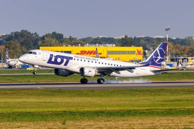 Varşova, Polonya - 20 Eylül 2024: LOT Polonya Havayolları Embraer 190 uçağı Varşova Havaalanı, Polonya.