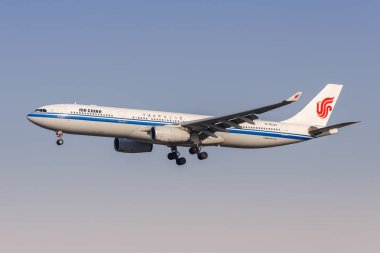 Şangay, Çin - 9 Nisan 2024: Air China Airbus A330-300 uçağı Şangay, Çin 'deki Hongqiao Havaalanı' nda.