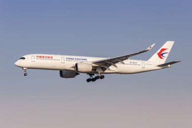 Şangay, Çin - 9 Nisan 2024: China Eastern Airlines Airbus A350-900 uçağı Şangay, Çin 'deki Hongqiao Havaalanı' nda.