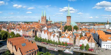 Lbeck 'in eski kasabası Trave nehri manzaralı Hanseatic şehri Lubeck, Almanya