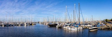 Yelkenli tekneleri olan Marina, Almanya 'nın Heiligenhafen kentindeki Baltık Denizi' nde panorama yelken açtı.
