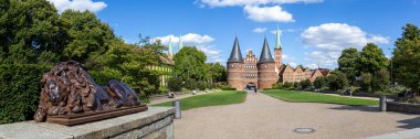 Holsten Gate Holstentor ve aslan panorama Hanseatic kasabası Lubeck, Almanya