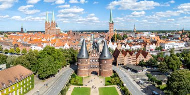 Holsten Gate Holstentor hava manzaralı Hanseatic şehri Lubeck, Almanya