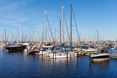 Almanya 'nın Heiligenhafen kentindeki Baltık Denizi' nde yelkenli tekneleri olan Marina.