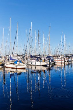 Yelkenli tekneli Marina, Almanya 'nın Heiligenhafen kentindeki Baltık Denizi' nde portre formatında.