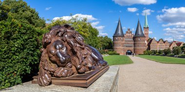 Holsten Gate Holstentor ve aslan panorama Hanseatic şehri Lubeck, Almanya