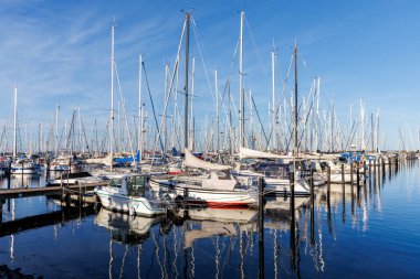 Almanya 'nın Heiligenhafen kentindeki Baltık Denizi' nde yelkenli tekneleri olan Marina.