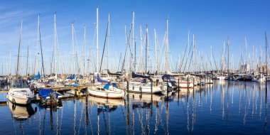 Yelkenli tekneleri olan Marina, Almanya 'nın Heiligenhafen kentindeki Baltık Denizi' nde panorama yelken açtı.