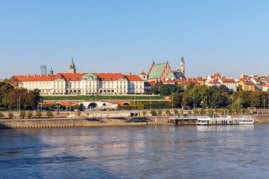 Varşova Şatosu ve Polonya 'nın Varşova şehrindeki Vistula Nehri' ndeki tarihi eski kasaba