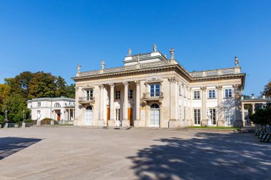 Lazienki Sarayı, Lazienki Parkı içinde Polonya 'nın Varşova kentinde seyahat ediyor.