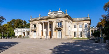 Lazienki Sarayı, Lazienki Parkı içinde Polonya 'nın başkenti Varşova' da seyahat ediyor.