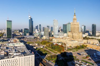 Varşova gökdeleni şehir merkezindeki Varşova, Polonya 'da Kültür ve Bilim Sarayı ile birlikte.