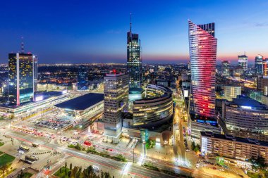 Varşova gökdeleni gece yarısı Polonya 'nın Varşova şehrinde.
