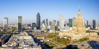 Varşova gökdeleni şehir merkezi Varşova, Polonya 'da Kültür ve Bilim Sarayı ile birlikte