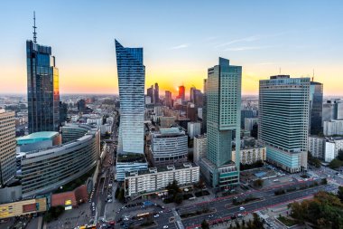 Varşova gökdeleni şehir merkezinde, gün batımında Varşova 'da akşam emlak, Polonya