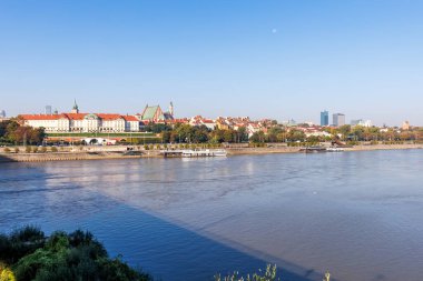 Varşova Şatosu ve Polonya 'nın Varşova şehrindeki Vistula Nehri' ndeki tarihi eski kasaba