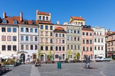 Polonya 'nın Varşova şehrinde tarihi binaları olan Eski Kent Pazar Meydanı
