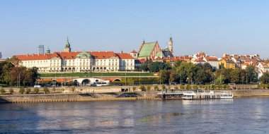 Varşova Şatosu ve Polonya 'nın Varşova kentindeki Vistula nehrindeki tarihi panorama